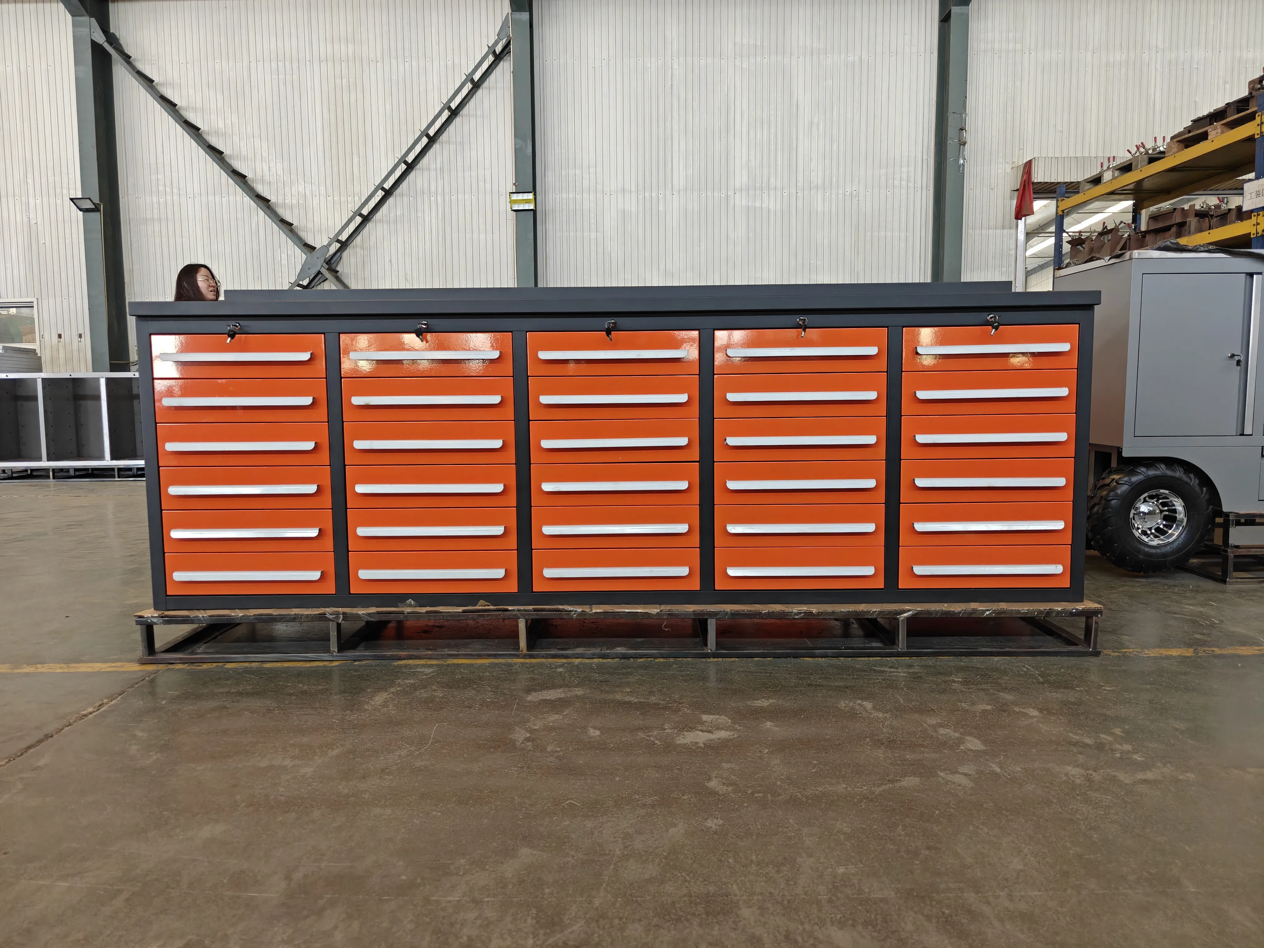 คุณสมบัติของ Worker Bench Drawer Orange 30 คืออะไร?