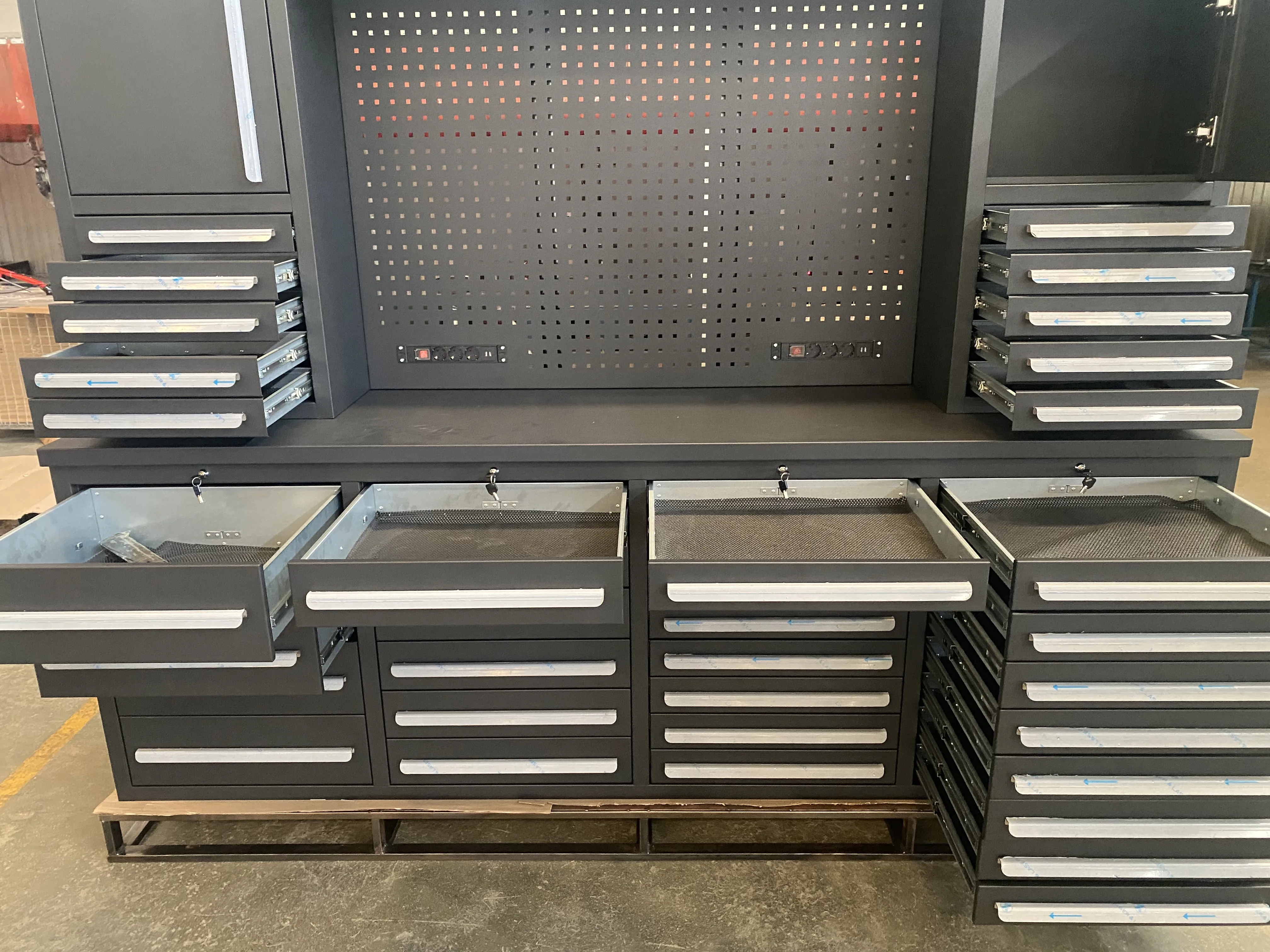 เราไปโรงงานเพื่อตรวจสอบคุณภาพของตู้เครื่องมือ