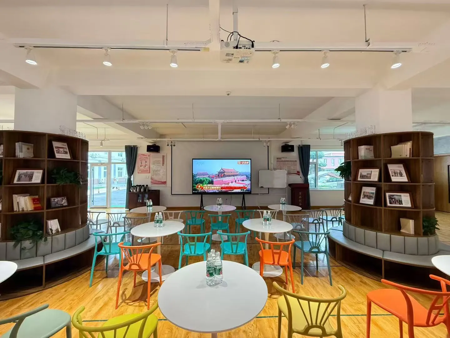 บริษัท Cyjy จัดพนักงานทั้งหมดเพื่อชมขบวนพาเหรดทหาร