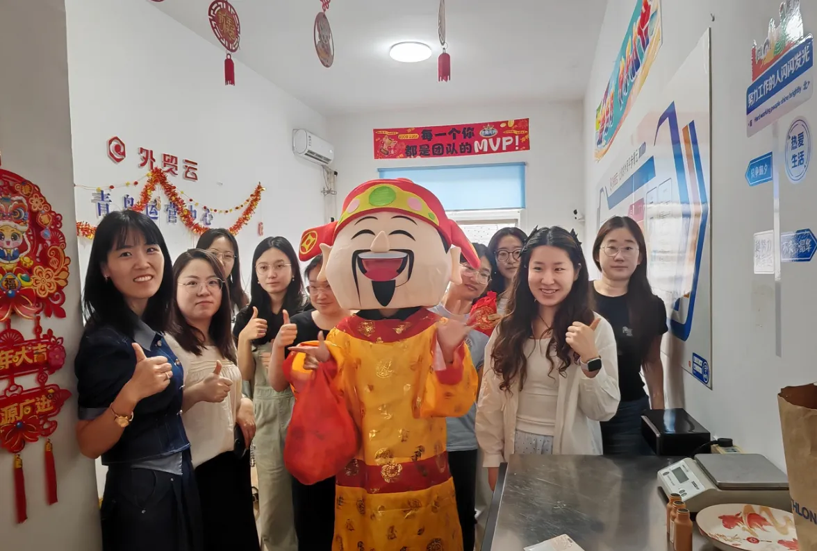 ผู้คนโพสท่าถ่ายรูปในเทศกาล God of Wealth Festival