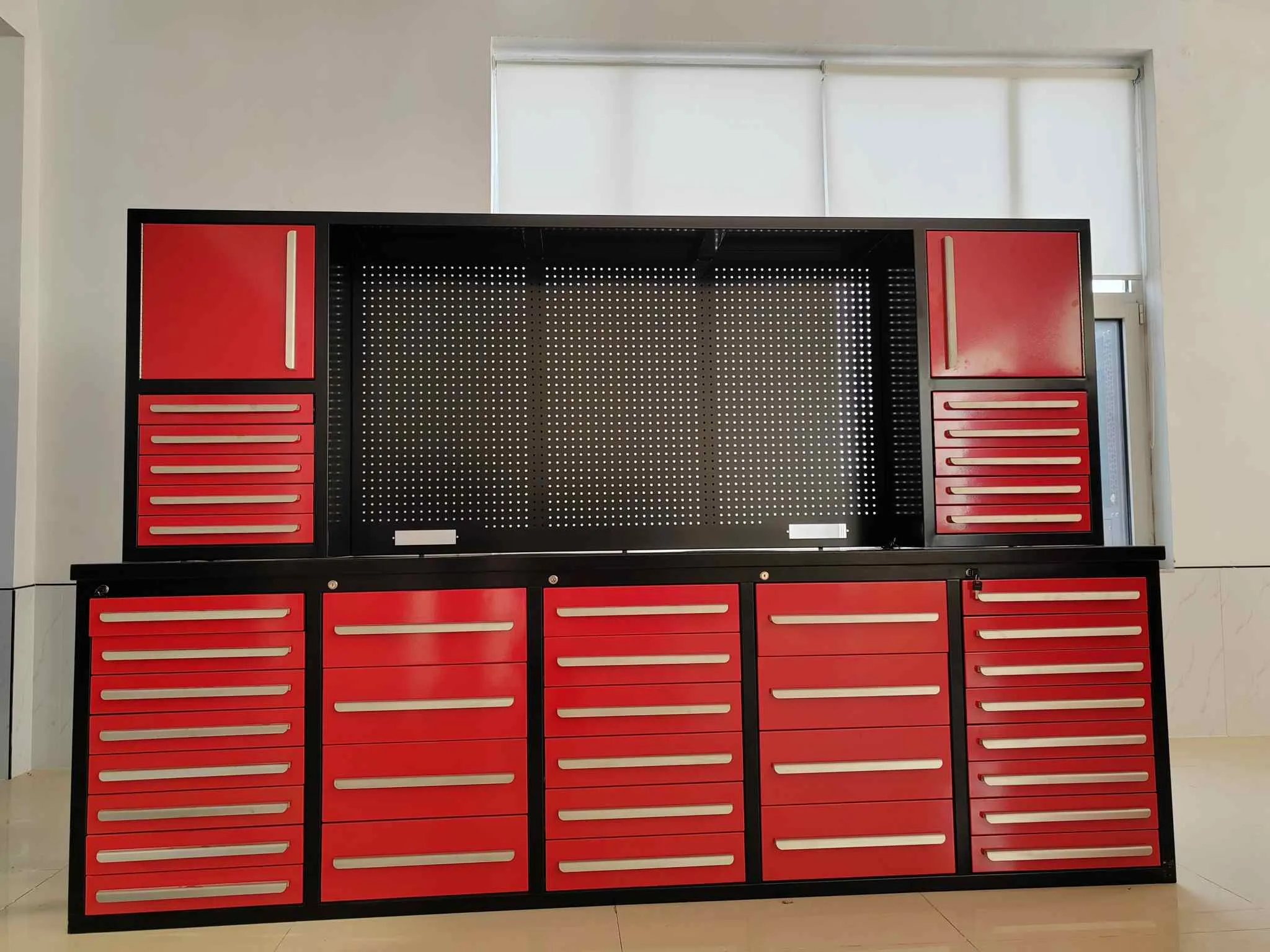 โต๊ะทำงานสีแดง